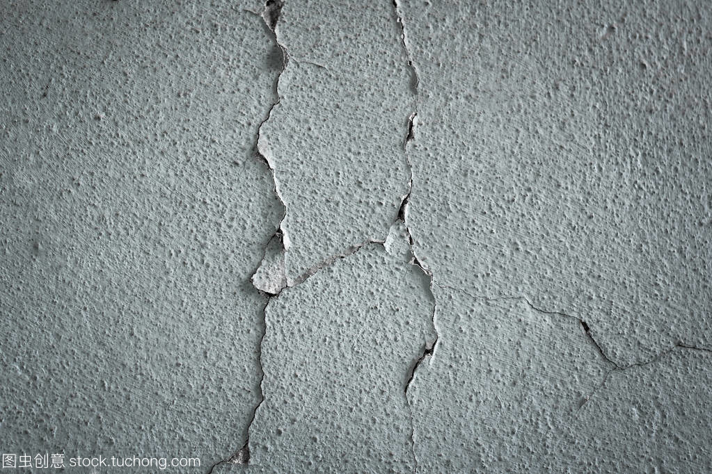 开裂的混凝土墙覆盖着灰色的水泥纹理作为背景设计